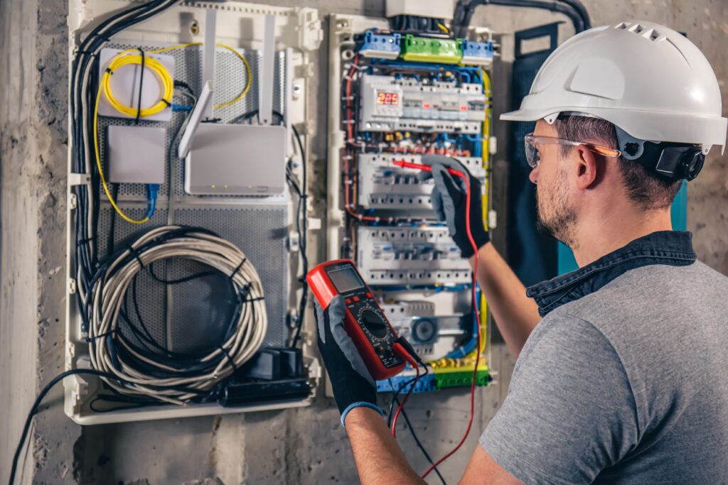 Eletricista profissional trabalhando